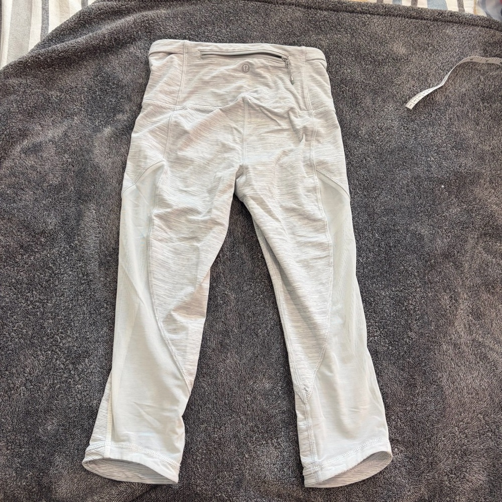 Lululemon Athletica Light Gray Cropped Yoga Leggings Size 2 - Picture 3 of 5